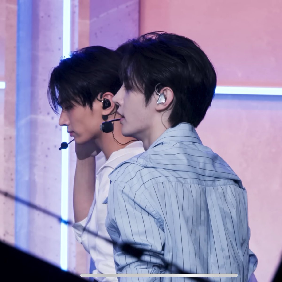 ethaug90s's tweet photo. ก็เบลล่า เอ็ดเวิร์ดไง แวมไพร์ผิวขาวมันชอบมนุษย์ผิวน้ำผึ้งอยู่ละ https://t.co/wTv11MxrGM