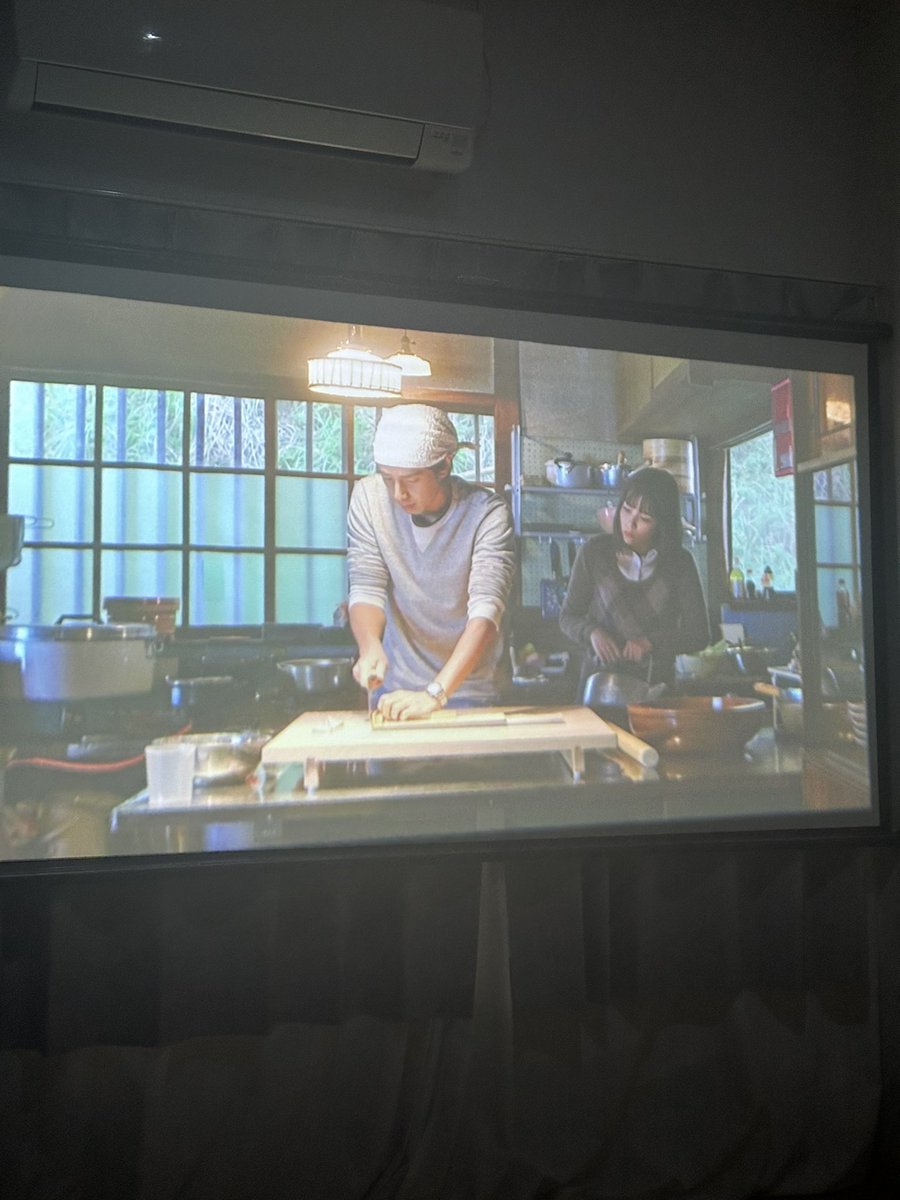 lalaland_japan's tweet image. 死にたいほど辛い時に寄り添ってくれる映画。

『天国はまだ遠く』(2008年)

ふたりの関係性が恋愛ではなく、ただそっと寄り添う「現実逃避の場を与えてくれた人」という距離感が心地よい。その絶妙な距離感が、切なさと温かさを同時に抱かせてくれる。

もう一度観たくなる、大切な一本。