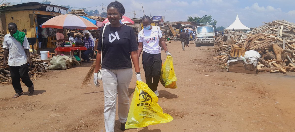 RotaryMedia256's tweet image. Every bag of waste collected and every pint of blood donated represents hope for a better tomorrow. Rotaractors at Gaba Landing Site proved once again that service transforms lives. 🌟🌍 #RAS24UG #RotaractInAction #YouthLeadership