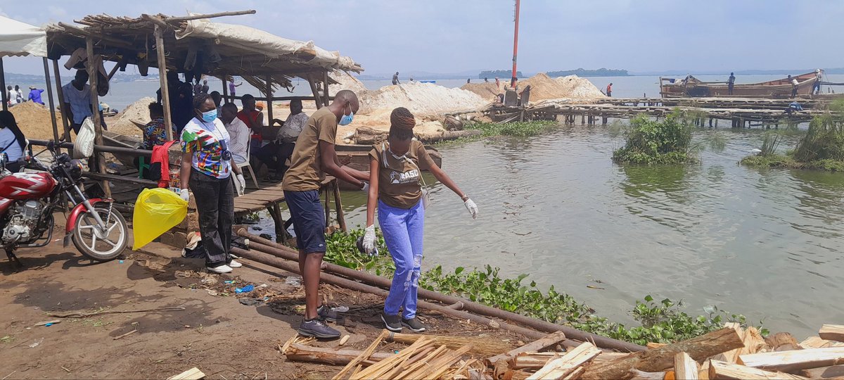 RotaryMedia256's tweet image. Every bag of waste collected and every pint of blood donated represents hope for a better tomorrow. Rotaractors at Gaba Landing Site proved once again that service transforms lives. 🌟🌍 #RAS24UG #RotaractInAction #YouthLeadership