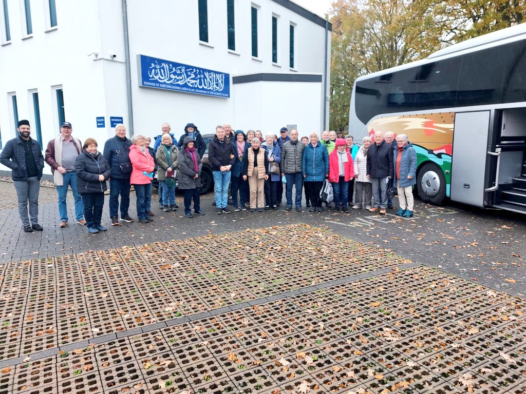 SamiMoschee's tweet photo. Am 13. November besuchten 52 Gäste aus Oldenburg die Ahmadiyya Muslim Jamaat Hannover in der Sami Moschee, um mehr über den islamischen Glauben zu erfahren. #MuslimeFürDeutschland https://t.co/MU2r4SjLib