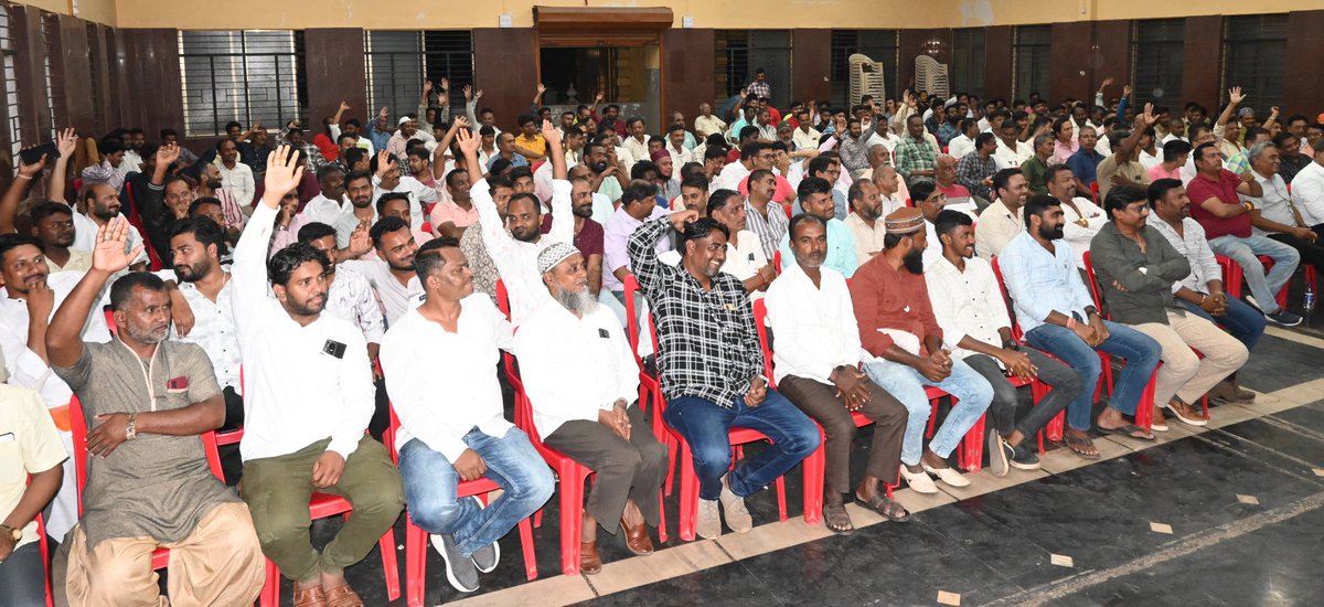 ಪೊಲೀಸ್ ಆಯುಕ್ತರಾದ ಶ್ರೀ N ಶಶಿಕುಮಾರ್ IPS ರವರು ಹುಬ್ಬಳ್ಳಿ-ಧಾರವಾಡ ನಗರದಲ್ಲಿ ಸಂಚಾರ ವ್ಯವಸ್ಥೆ ಸುಧಾರಿಸುವ ನಿಟ್ಟಿನಲ್ಲಿ ನಗರದಲ್ಲಿ ಸಿಗ್ನಲ್ ವ್ಯವಸ್ಥೆ, ಜನದಟ್ಟಣೆ ಪ್ರದೇಶಗಳಲ್ಲಿ ವಾಹನ ಸಂಚಾರ, ವಾಹನ ಪಾರ್ಕಿಂಗ್ ಸೇರಿದಂತೆ ಇನ್ನಿತರೆ ವಿಷಯಗಳ ಕುರಿತು ಸಾರ್ವಜನಿಕರೊಂದಿಗೆ ಸಂವಹನ ನಡೆಸಿ ಚರ್ಚಿಸಿದರು. 
#traffic