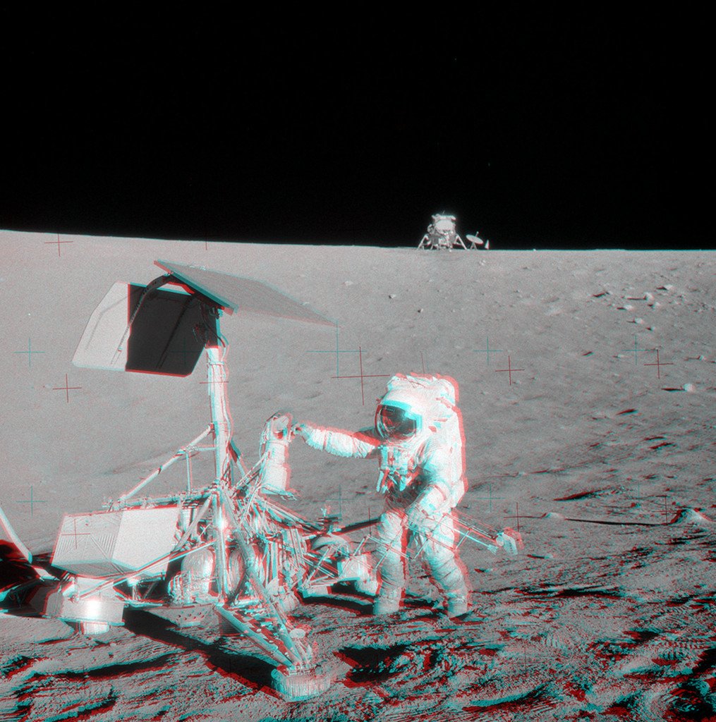 fronteiraespac1's tweet photo. Apollo 12 e Surveyor 3Coloque seus óculos vermelho/azul e olhe através do Oceano de Tempestades ocidental na superfície da Lua. O anáglifo 3D apresenta o astronauta Pete Conrad da Apollo 12 visitando a espaçonave Surveyor 3 em novembro de 1969. https://t.co/Ys2WdAcjzk