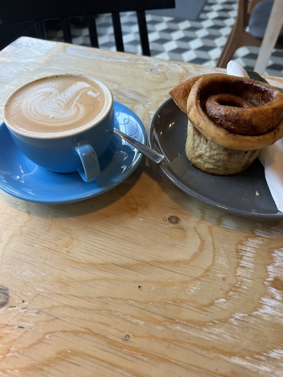 A lovely solo session this morning with TWO coffee stops and an unbelievable warm cinnamon bun from <a href="/Stonycoffee/">Out Of Office Coffee</a> 👌

@RideFastCoach