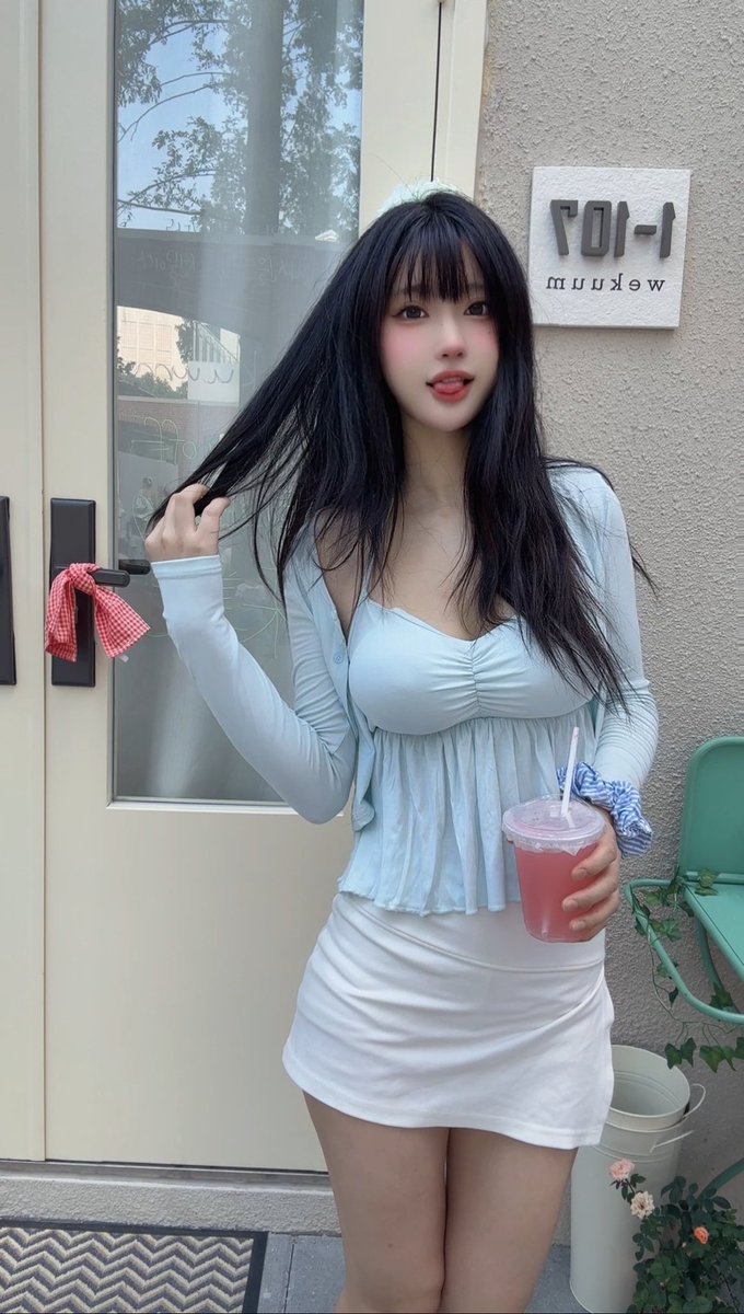 大家好像都喜欢我的吐舌表情？ https://t.co/6qaLBmMrZO