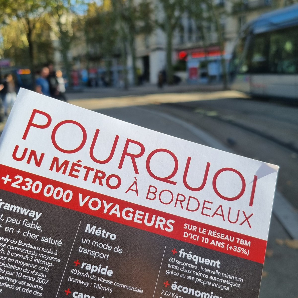 Pendant que ça bouchonne encore en tram, retrouvez-nous aux Quinconces avec <a href="/DavidBxTrs/">David Samson</a> et <a href="/MickaelBaubonne/">Mickaël Baubonne</a> ! Si vous voulez échanger sur le projet porté par l'association et sur l'étude en cours à la métropole, c'est le moment 👋