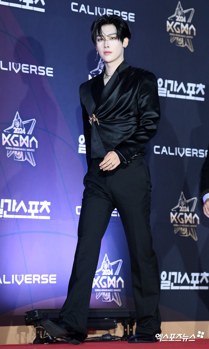 [📰] 241116 — #RICKY KGMA 2024 Red Carpet Articles 

““It's not CG”... Ricky, extreme chic”
“Superior walking”
“Charismatic eyes”
“Black aura”

🔗 naver.me/5Q3JniyU
🔗 naver.me/xTT3vsLy
🔗 naver.me/F6leBlq3
🔗 naver.me/5wWSon3L

#리키 #沈泉锐 #リッキー