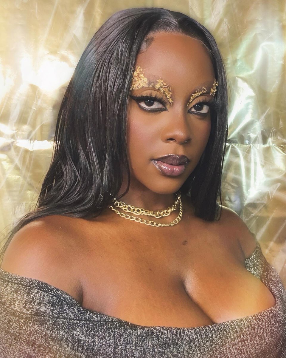 lando_christine's tweet image. I’m Christine from Kenya, and this is my art.
Sometimes I use my body as my canvas🤭