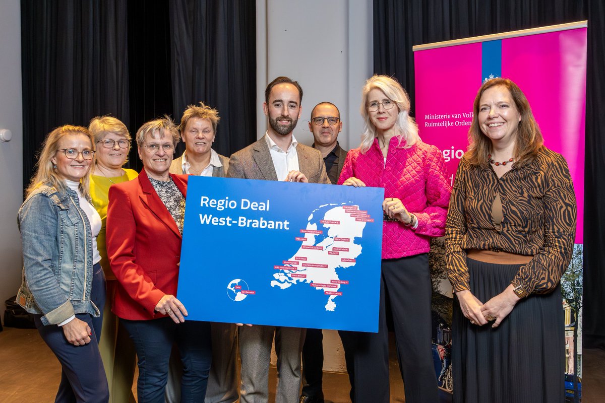 Jeroen Bruijns (@jeroenbruijns) on Twitter photo Afgelopen donderdag hadden we een feestelijk moment. Na jaren hard werken mochten we op de foto met minister <a href="/monakeijzer/">Mona Keijzer</a> om de start van de Regiodeal West Brabants Welvaren te markeren. Een bijdrage van 15 miljoen rijkgeld (!) aan projecten voor brede welvaart in West-Brabant! Afgelopen donderdag hadden we een feestelijk moment. Na jaren hard werken mochten we op de foto met minister <a href="/monakeijzer/">Mona Keijzer</a> om de start van de Regiodeal West Brabants Welvaren te markeren. Een bijdrage van 15 miljoen rijkgeld (!) aan projecten voor brede welvaart in West-Brabant!