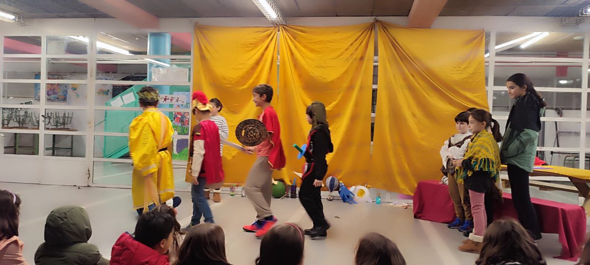 Ayer 160 personas entre ellas alumnos, familias, profes y amigos nos reunimos para celebrar nuestra tradicional fiesta de Sankt Martín, conocida como la fiesta de los faroles y lo pasamos fenomenal.🏮🕯️🚨🇩🇪<a href="/AMPACMENDOZAVAL/">AMPA CardenalMendoza</a> <a href="/GIMadrid/">Goethe-Institut MAD</a> <a href="/AyuntamientoVLL/">Ayto. de Valladolid</a> <a href="/educacyl/">Educación JCyL</a> <a href="/CFPIdiomas/">CFP IDIOMAS</a>