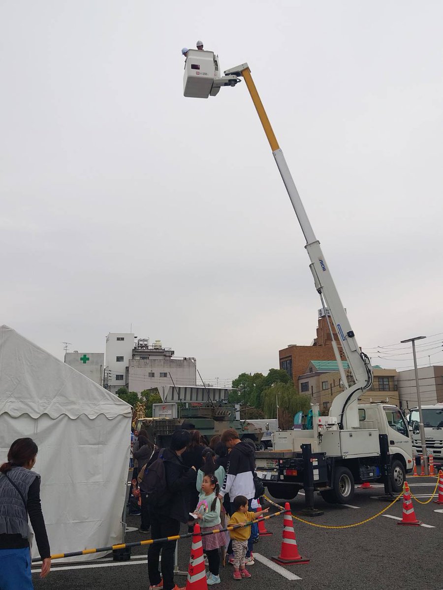 Oharakazuki309's tweet photo. 今週の土日はキッザニアin大垣も開催されてます。役所前にはたくさんの働く車が来てました。87式偵察警戒車まで来るとは知らなんだ。https://t.co/ORNFoX3irQ
#大垣 
#大垣市 
#キッザニア https://t.co/jmhGOktuVg