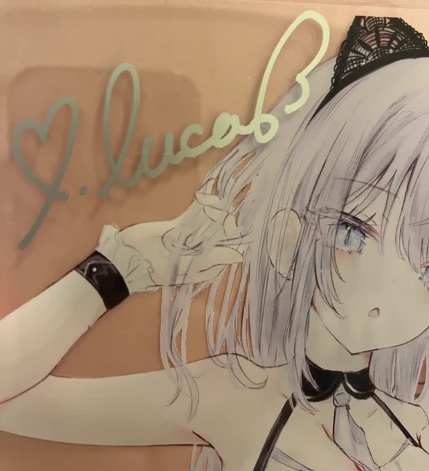 アクリルフォトパネルとっても可愛い!サイズあって存在感ばっちり!(スマホがどうしても映り込む……) 