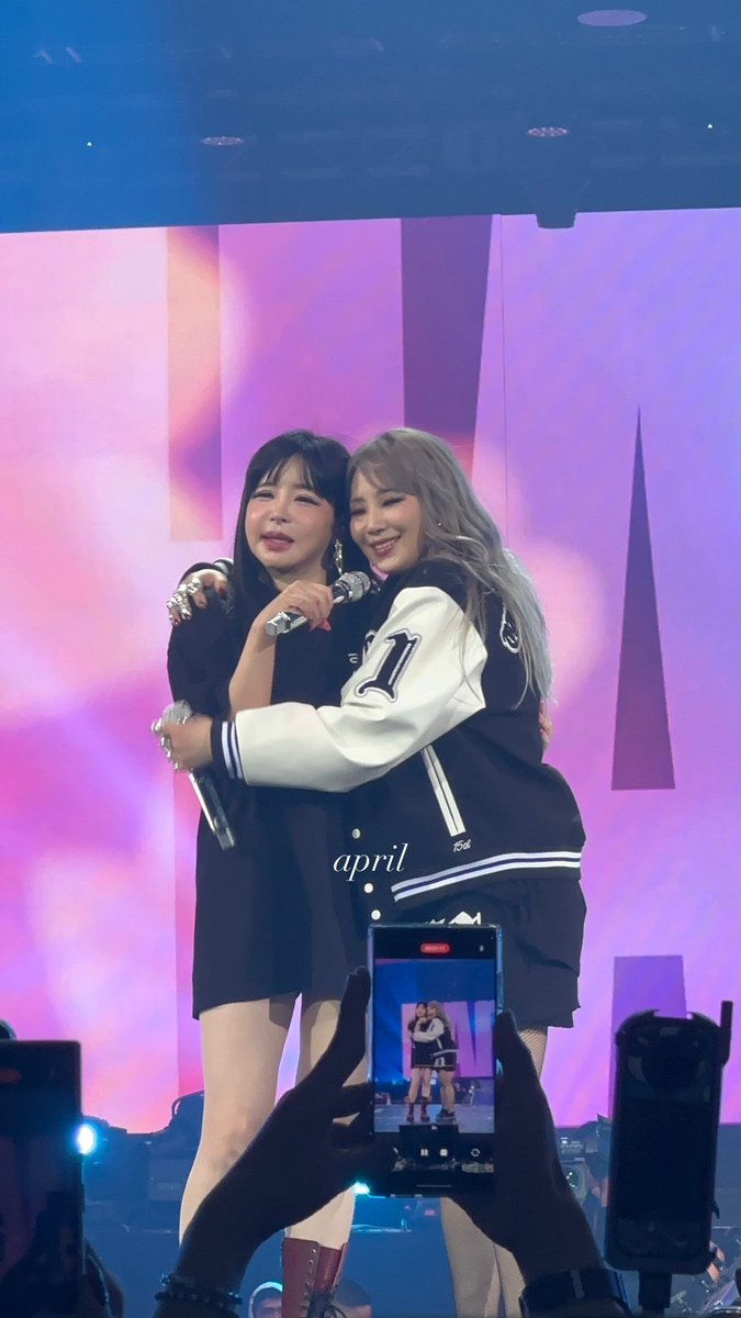 puTOPinamo's tweet photo. Sharing one my favorite photos today 🥹 CL and Bom! I love you two!!! 🥹🩷#2NE1_WELCOMEBACKinManila https://t.co/DpnxMWN1co