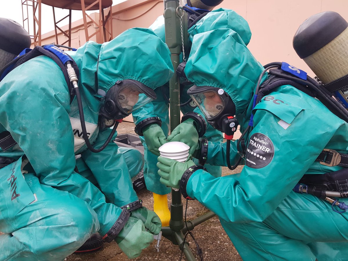 MADOC_ET's tweet photo. Los alumnos del XV Curso de riesgos #NBQ, para personal de Fuerzas Armadas y Fuerzas y Cuerpos de Seguridad del Estado, se adiestran en las destrezas de reconocimiento y toma de muestras con EPI y equipo de respiración autónoma. 
#EMDNBQ #EGLET https://t.co/GhQOJ4FDqd
