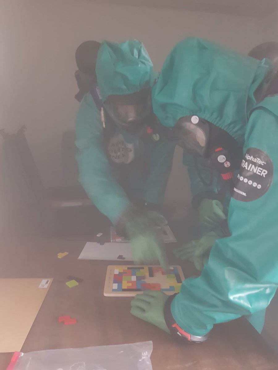 MADOC_ET's tweet photo. Los alumnos del XV Curso de riesgos #NBQ, para personal de Fuerzas Armadas y Fuerzas y Cuerpos de Seguridad del Estado, se adiestran en las destrezas de reconocimiento y toma de muestras con EPI y equipo de respiración autónoma. 
#EMDNBQ #EGLET https://t.co/GhQOJ4FDqd