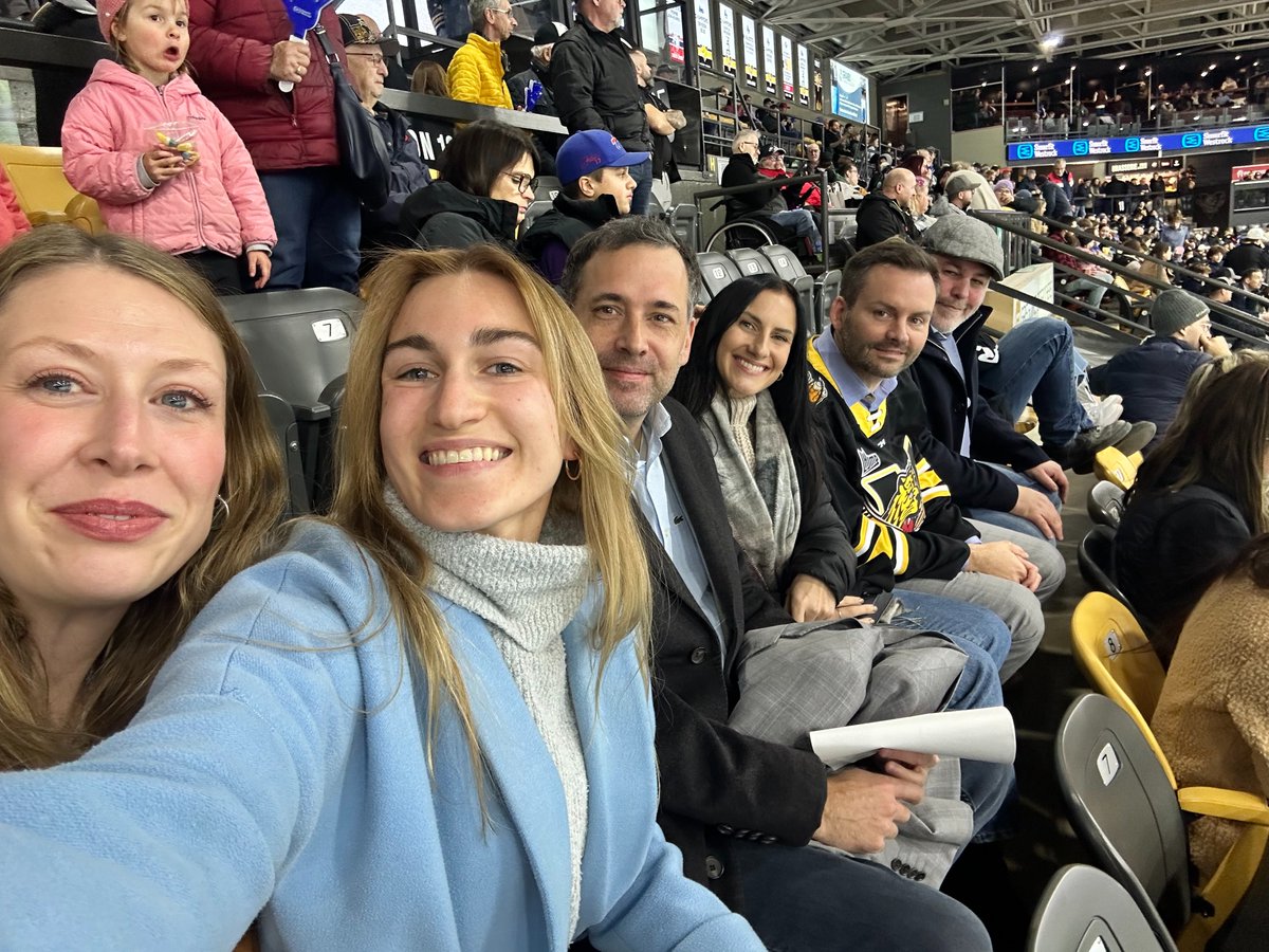 PaulPlamondon's tweet photo. J'ai passé une très belle soirée avec mon équipe au match des @TigresVicto.

J'aurais voulu chausser mes patins et sauter sur la glace! 
@MeganneMelancon @PascalBerube https://t.co/2B16QP1WpI