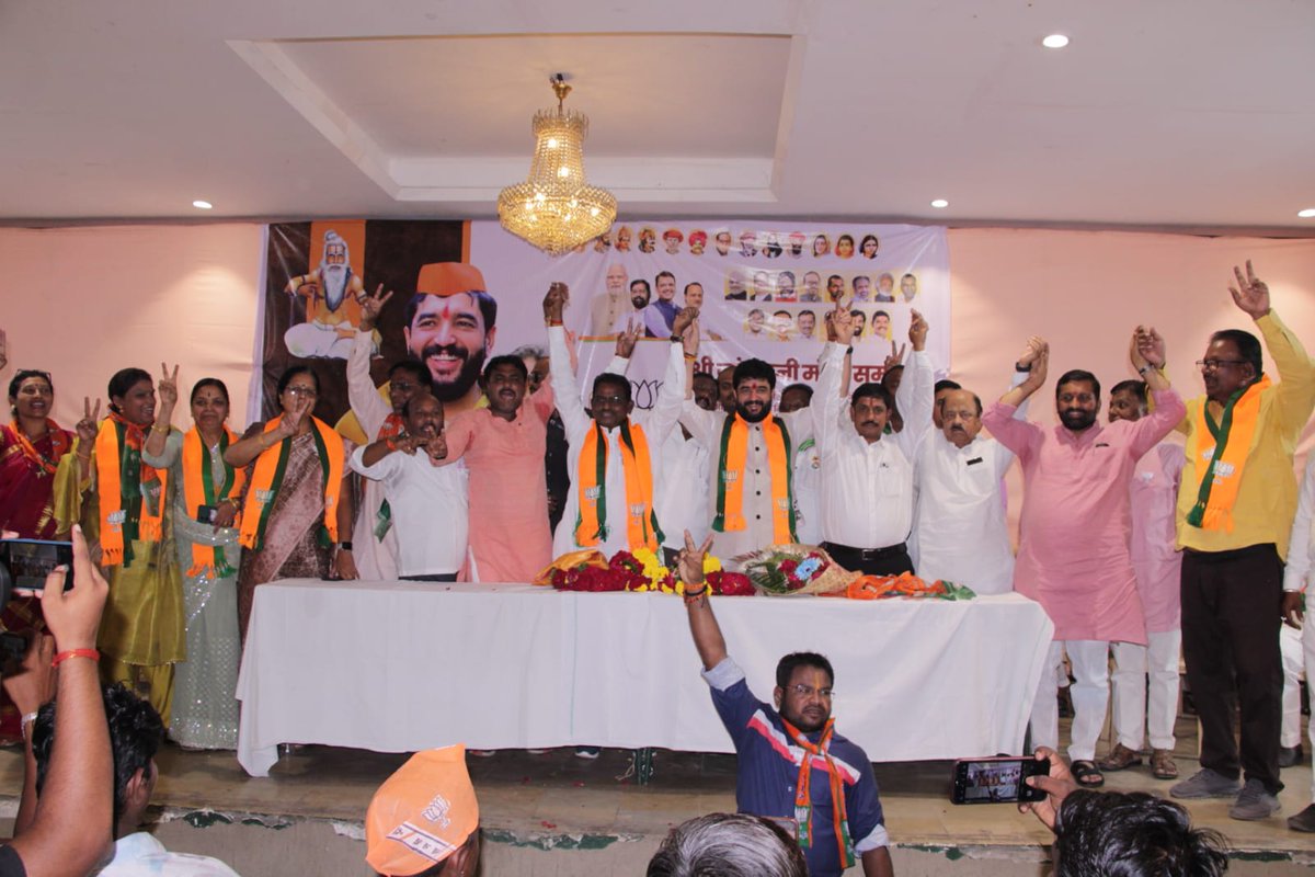 AmbadasBaba's tweet photo. *भाजप पक्षाचे महायुती चे उमेदवार देवेंद्र कोठे यांना निवडून आणणार* *जांबमुनी मोची समाजाचे मेळाव्यात निर्धार 
मोची समाजाचे सर्व प्रश्न मार्गी लावणार ___केंद्रीय मंत्री मुरलीधर मोहेळ @mohol_murlidhar @devendrakothe @BJP4India @misolapurkar https://t.co/573xPCskP2