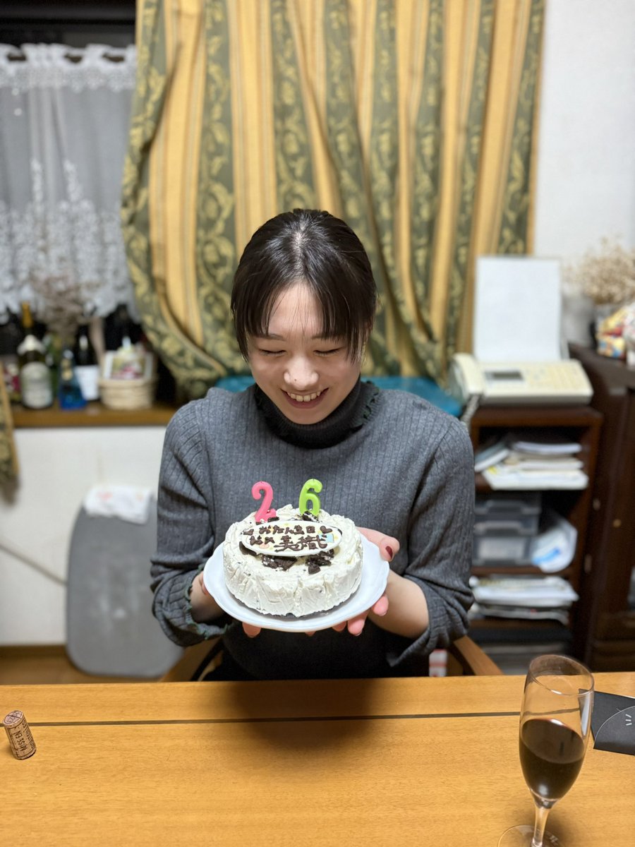 mmmmiori's tweet image. 高い焼肉屋でも寿司屋でもなく、家族3人で食卓を囲んでママの手料理と妹の手作りケーキを食べた。ビール飲んでシャンパンとワイン2本を空けた。今までは喜ばせるためだけだった言葉を今日は生まれて初めて心から伝えたくなって置き手紙に書き残してきた。恥ずかしいからこっそり帰る。風が心地よい日。