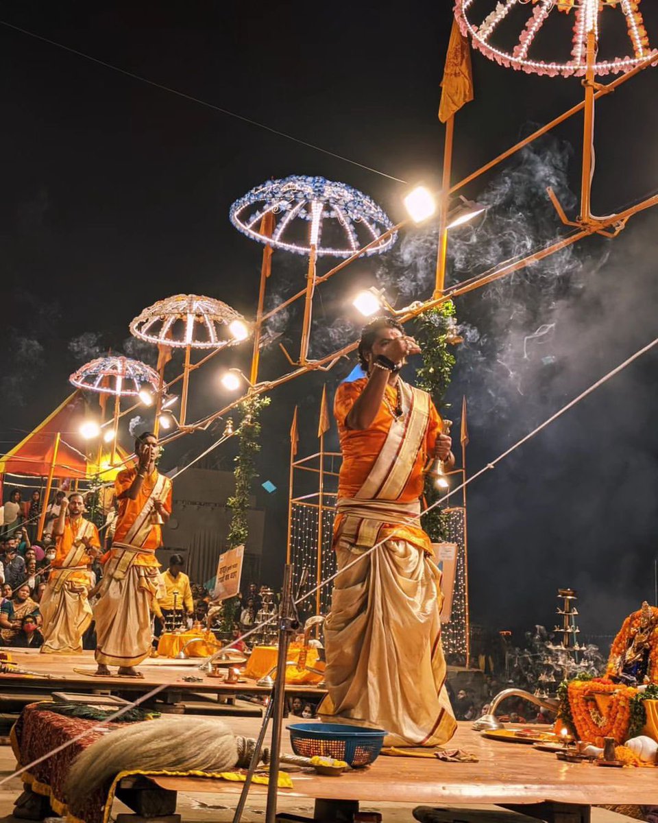 silent_touch_kk's tweet photo. महादेव की नगरी ‘काशी  …✨ देव दीपावली 🪔💕 https://t.co/8hFnUVBvkV