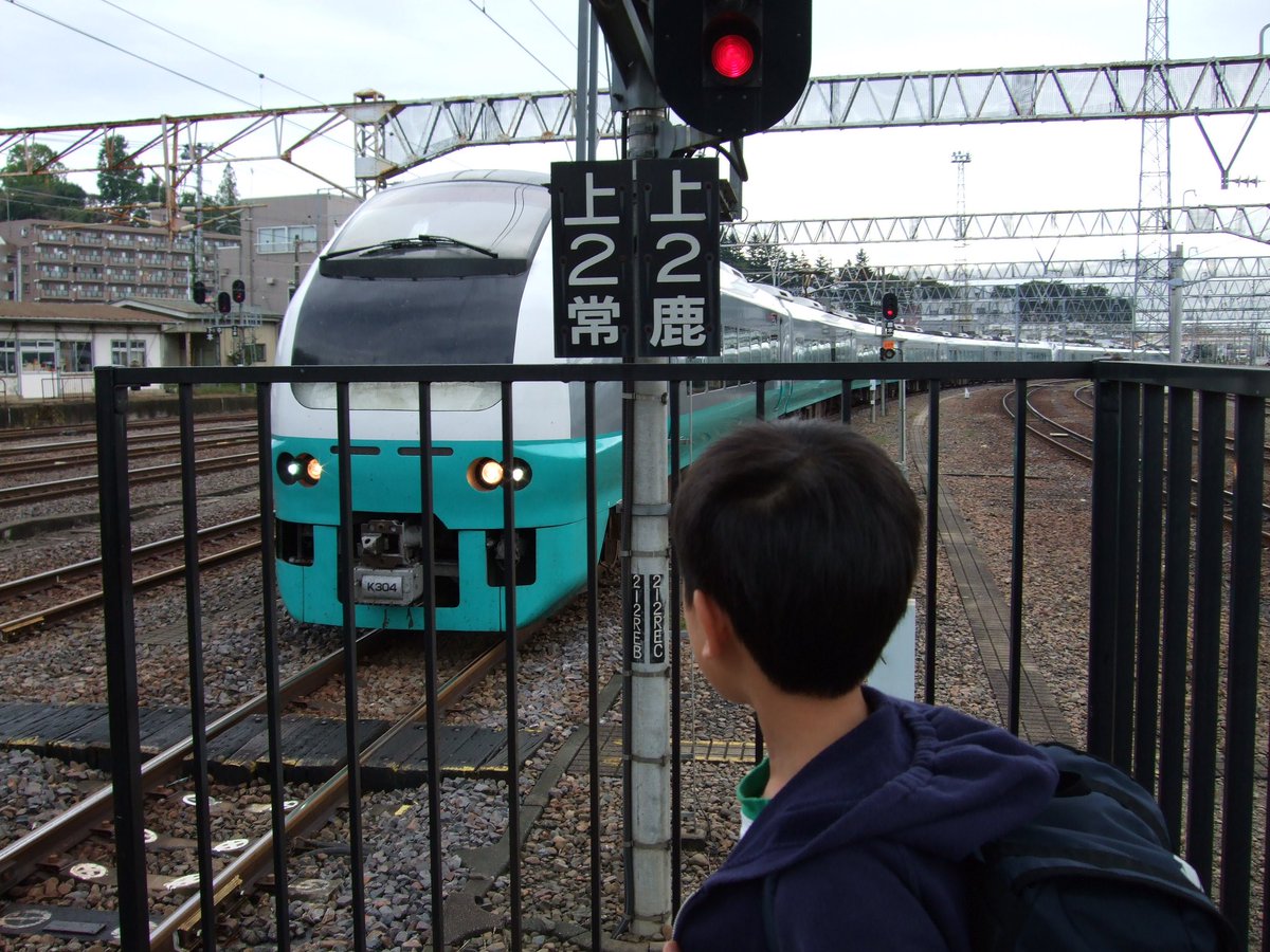 ChannelMinori's tweet photo. 父が撮った小学生の頃の写真が出てきて、
「うわ〜懐かしい〜」となっている
14両のフレッシュひたち水戸駅入線ですね https://t.co/RMHaWgnQB3