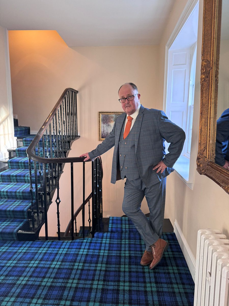 bloke66's tweet image. Undercover estate agent