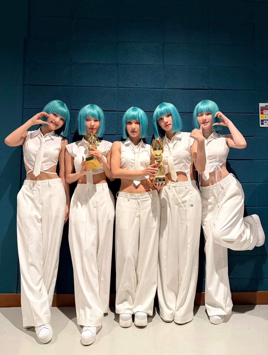 official_i_dle's tweet photo. [📸] 241116 @ #KGMA #코리아그랜드뮤직어워즈

#KoreaGrandMusicAwards 
#여자아이들 #GIDLE https://t.co/3oJVEXAfeD
