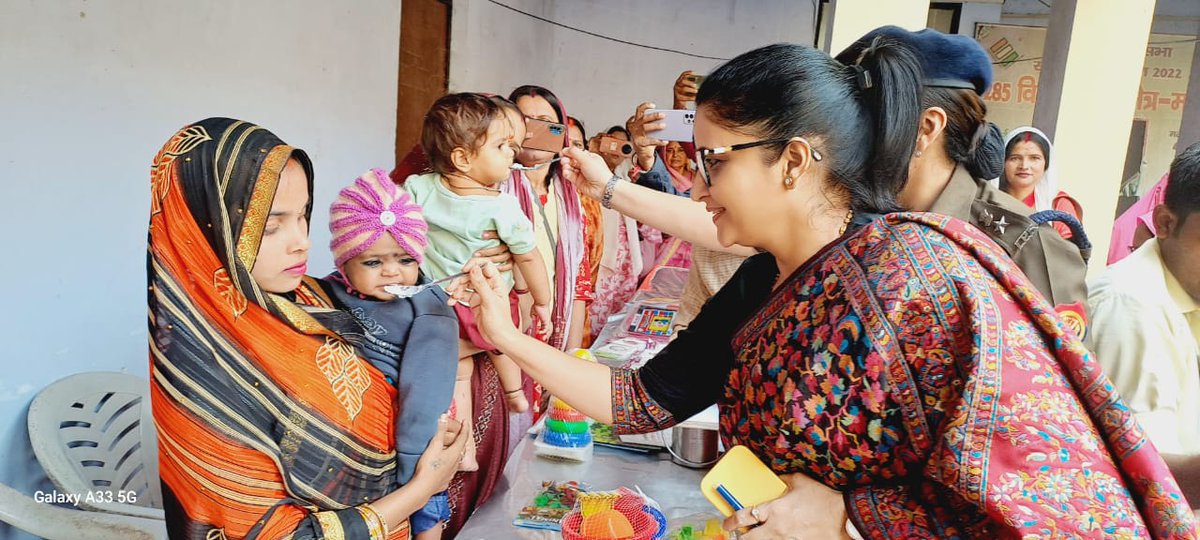 DMBahraich's tweet photo. तहसील महसी में आयोजित सम्पूर्ण समाधान दिवस में डीएम मोनिका रानी व एसपी बृन्दा शुक्ला ने की जनसमस्याओं की सुनवाई। प्रार्थना-पत्रों का समयबद्धता के साथ गुणवत्तापरक निस्तारण कराये जाने के दिये निर्देश। गर्भवती महिलाओं की भरी गोद बच्चों का कराया अन्नप्रासन। @CMOfficeUP @ChiefSecy_UP https://t.co/d1Xtlslo9I