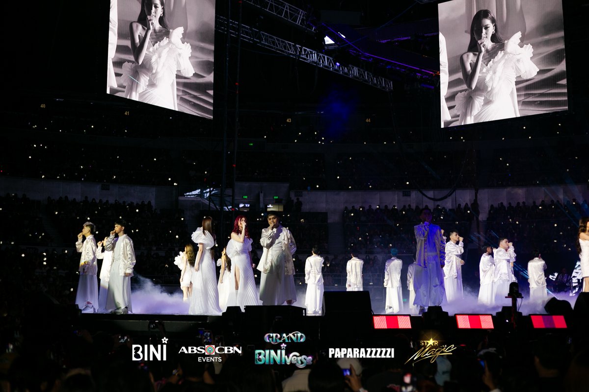 BINI_ph's tweet photo. #BINI : The future may seem uncertain, but the ladies reminded BL♾️M na KAPIT LANG coz they’re gonna get through!🔮💪🏻

📸 @paparazzzzziph
#BINIverseAraneta #GrandBINIverse #GrandBINIverseDay1 #BINI_Novemverse #ABSCBNEvents #ABSCBNMusic #TatakStarMagic #StarMagic https://t.co/Fo2V3IjKqJ