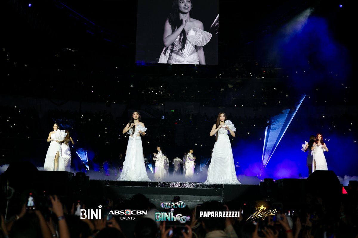 BINI_ph's tweet photo. #BINI : The future may seem uncertain, but the ladies reminded BL♾️M na KAPIT LANG coz they’re gonna get through!🔮💪🏻

📸 @paparazzzzziph
#BINIverseAraneta #GrandBINIverse #GrandBINIverseDay1 #BINI_Novemverse #ABSCBNEvents #ABSCBNMusic #TatakStarMagic #StarMagic https://t.co/Fo2V3IjKqJ