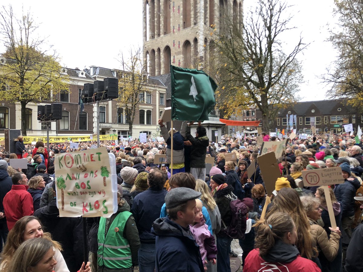marjanminnesma's tweet image. Volle bak bij de demo tegen t kappen van Amelisweerd.