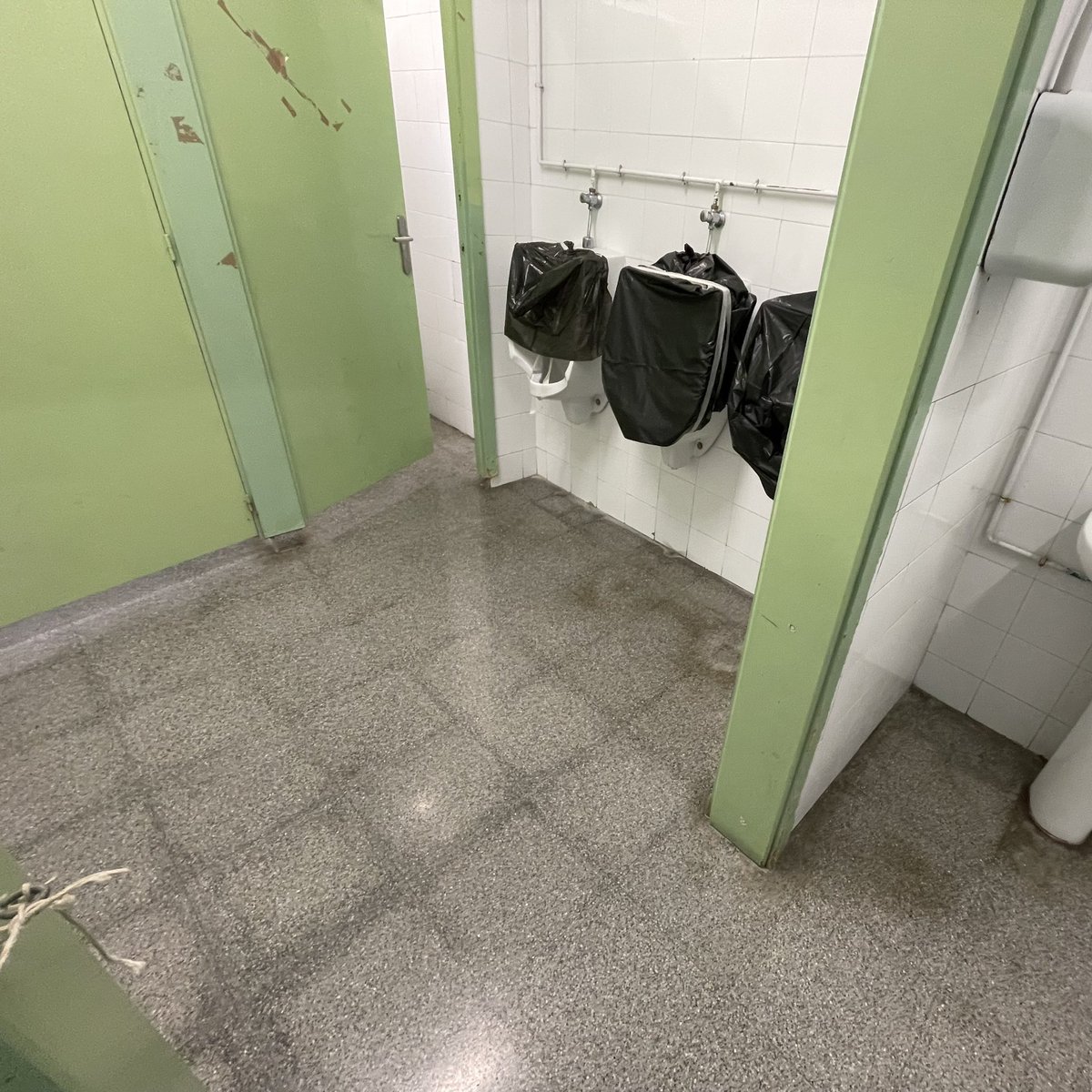 davidGferriz's tweet image. 🏀⚫️Quin detall! Els lavabos del pavelló i camp de futbol de #Bufalà  #Badalona vestits amb el color dels Brooklyn Nets.