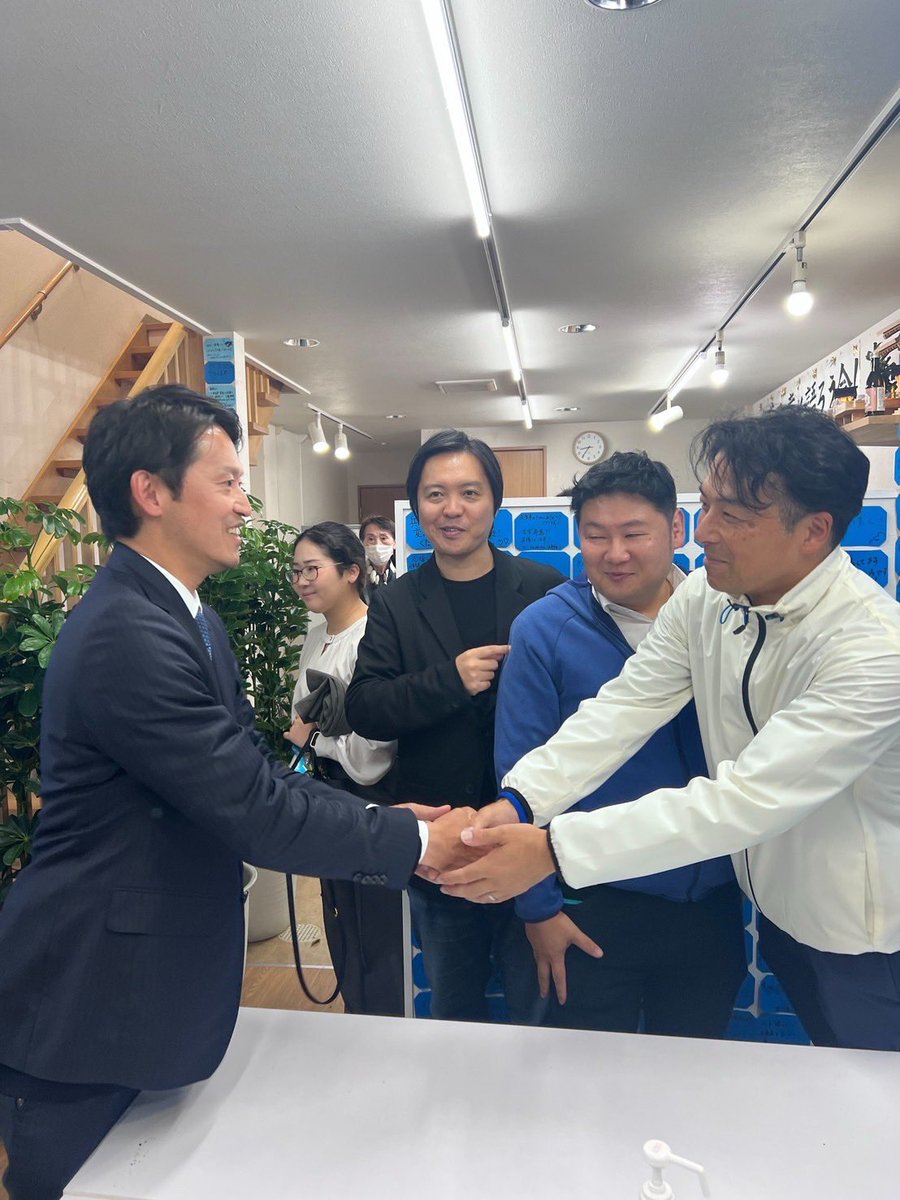 masuyama_makoto's tweet photo. 本日、17日間の長きに渡る #兵庫県知事選挙 活動期間が終了しました。

 #さいとう元彦 候補本当にお疲れ様でした。

事務所にて、先の兵庫県議会における不信任案提出に際し賛成票を投じた事を白井県議と共に謝罪申し上げました。

さいとう候補は満面の笑みで応えて頂き、本当に心の広い、素晴らしい方だと再認識し、しっかりと固い握手を交わしました！

明日はいよいよ投票日です。

既得権やそれと結びついたマスコミに、県民の皆様の「良識」と「真実を見抜く力」を示そうではありませんか！！

 #兵庫県知事選挙
 #兵庫県知事選挙に行こう