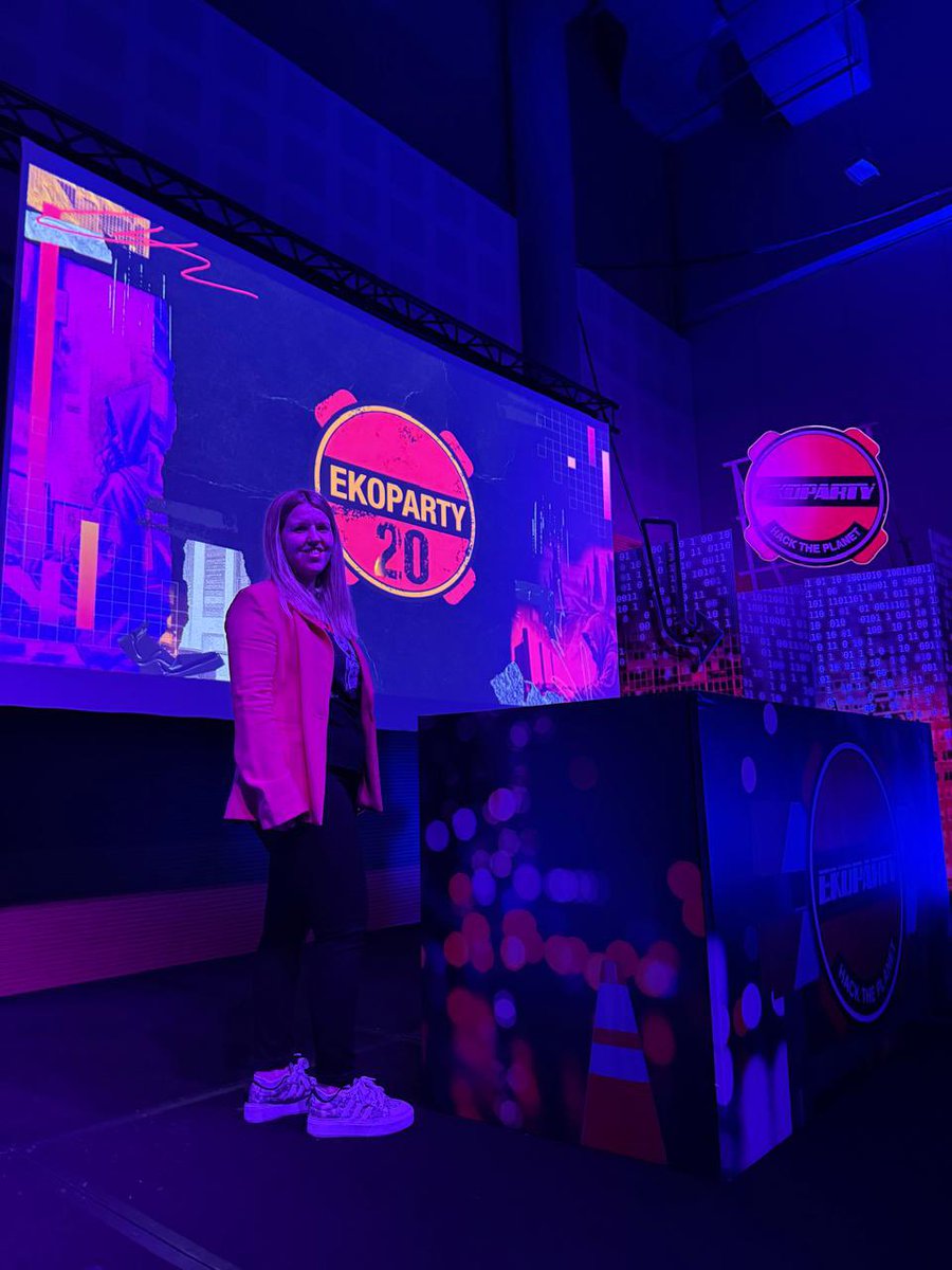 Gisela Pasik 💚 (@gipasik) on Twitter photo Feliz de presentar Awareness 4.0 en la <a href="/ekoparty/">Ekoparty | Hacking everything</a> con sala llena. Gracias <a href="/BlueSpaceSec/">BlueSpace</a> y <a href="/nextvision_com/">NextVision</a> 💚💙 #culturacibersegura #ciberseguridad Feliz de presentar Awareness 4.0 en la <a href="/ekoparty/">Ekoparty | Hacking everything</a> con sala llena. Gracias <a href="/BlueSpaceSec/">BlueSpace</a> y <a href="/nextvision_com/">NextVision</a> 💚💙 #culturacibersegura #ciberseguridad