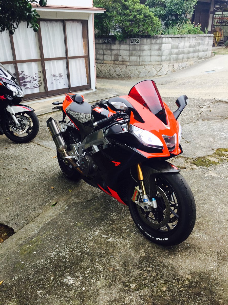 KenS0508's tweet photo. もう一回乗りたいなぁ。いいバイクだった。
#Aprilia 
#rsv4
#superbike 
#RSV4Factory https://t.co/dnRdnOlvCK