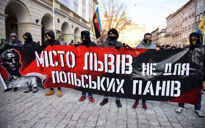 LeszekMiller's tweet image. Wszyscy twitterowicze, którzy uważają, że symbole UPA bazgrzą na naszych murach, pomnikach i płotach rosyjscy prowokatorzy mają rzecz jasna rację. Jak można myśleć, że czynią to nasi bracia Ukraińcy, którzy przecież odesłali już dawno w mrok historii ekstatyczne zawołanie:…