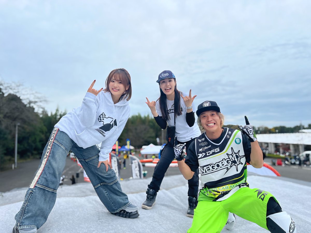 nacchan_h0528's tweet image. #BDSバイクセンサー秋の祭典
フリースタイルモトクロスのスリル満点なジャンプをXの皆さんにもお裾分け✨
でも生の迫力には敵わないからいつか現地で見てほしい！
DAICEさんのご好意で着地するエアクッション？の上に柴田直美さんと登らせてもらいました！
たかすぎるぅ😱
#FMXSHOWCASE
