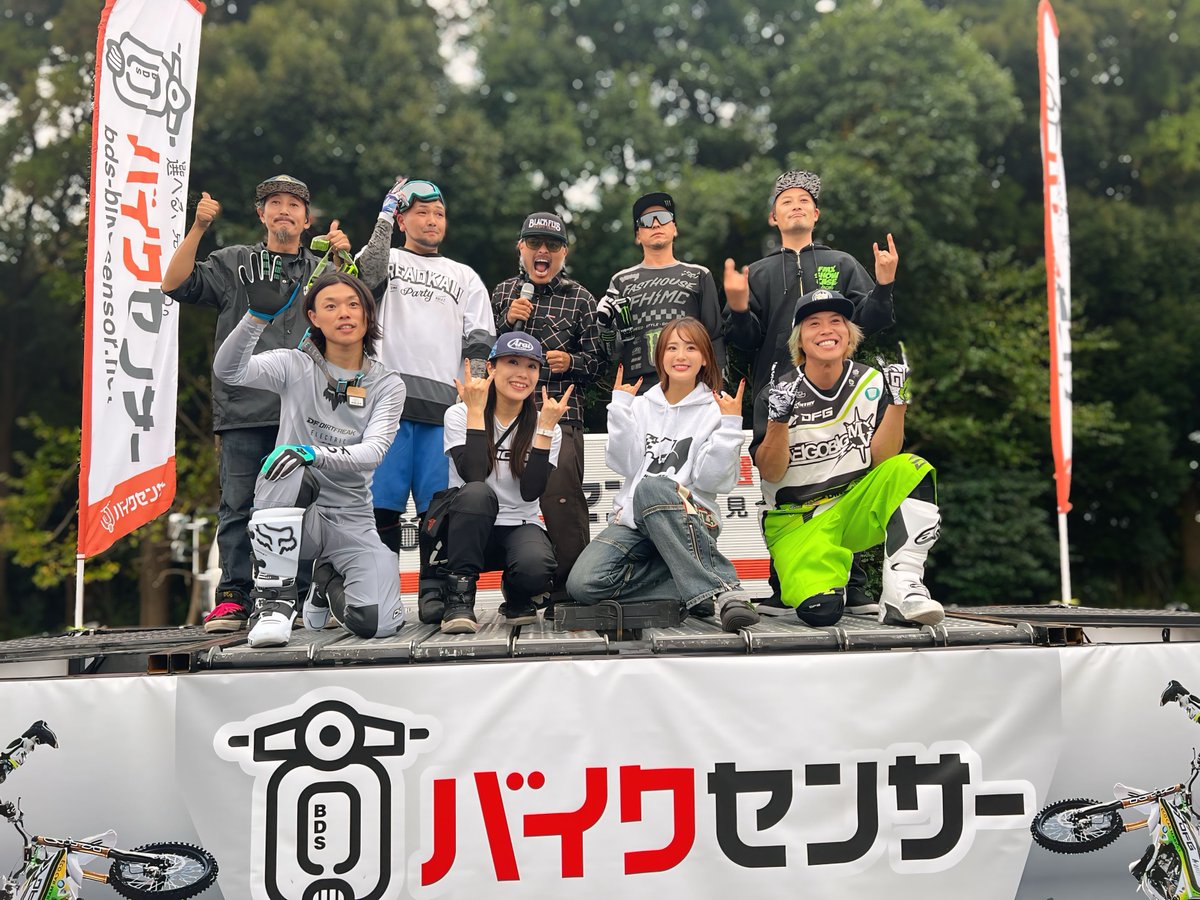 nacchan_h0528's tweet image. #BDSバイクセンサー秋の祭典
フリースタイルモトクロスのスリル満点なジャンプをXの皆さんにもお裾分け✨
でも生の迫力には敵わないからいつか現地で見てほしい！
DAICEさんのご好意で着地するエアクッション？の上に柴田直美さんと登らせてもらいました！
たかすぎるぅ😱
#FMXSHOWCASE
