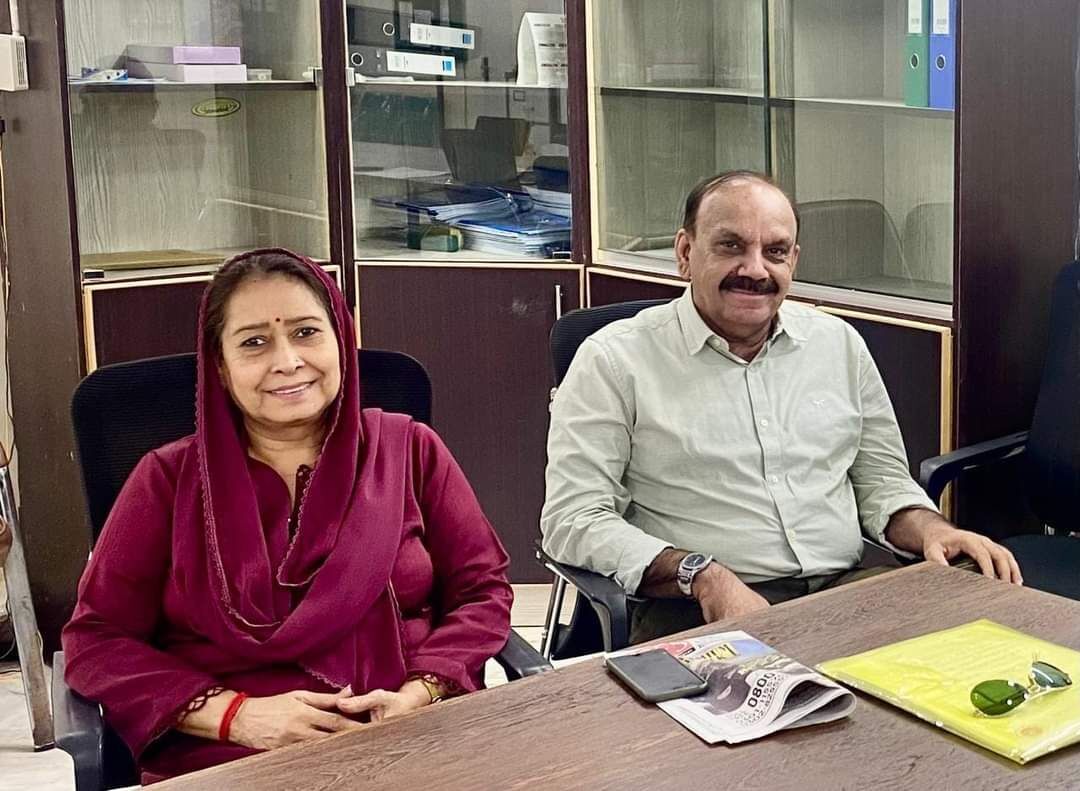 GRCMQM's tweet photo. متحدہ قومی موومنٹ پاکستان کے سینئر مرکزی رہنما ڈاکٹر فاروق ستار ،شبیر احمد قائم خانی سے مرکزی الیکشن آفس ایم کیو ایم پاکستان ہاؤس میں ایم کیو ایم پاکستان عمان کے چیپٹر آرگنائزر عمران صدیقی نے ملاقات کی اس موقع پر سابق رکن سندھ اسمبلی منگلا شرما بھی موجود.
#MQMPakistan https://t.co/HJGmW2NjzT