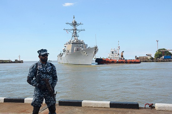 AsiriFernandoLK's tweet photo. #USSMichaelMurphy #DDG112 an
Arleigh Burke class of guided missileย destroyer of the @INDOPACOM arrived at the port of #Colombo on a two day replenishment visit today (16).
Pic ๐ธ @srilanka_navy
#IOR #Shipspotters #SriLanka #navaldiplomacy #7thfleet #IndoPacific https://t.co/fD8VEYmQsF