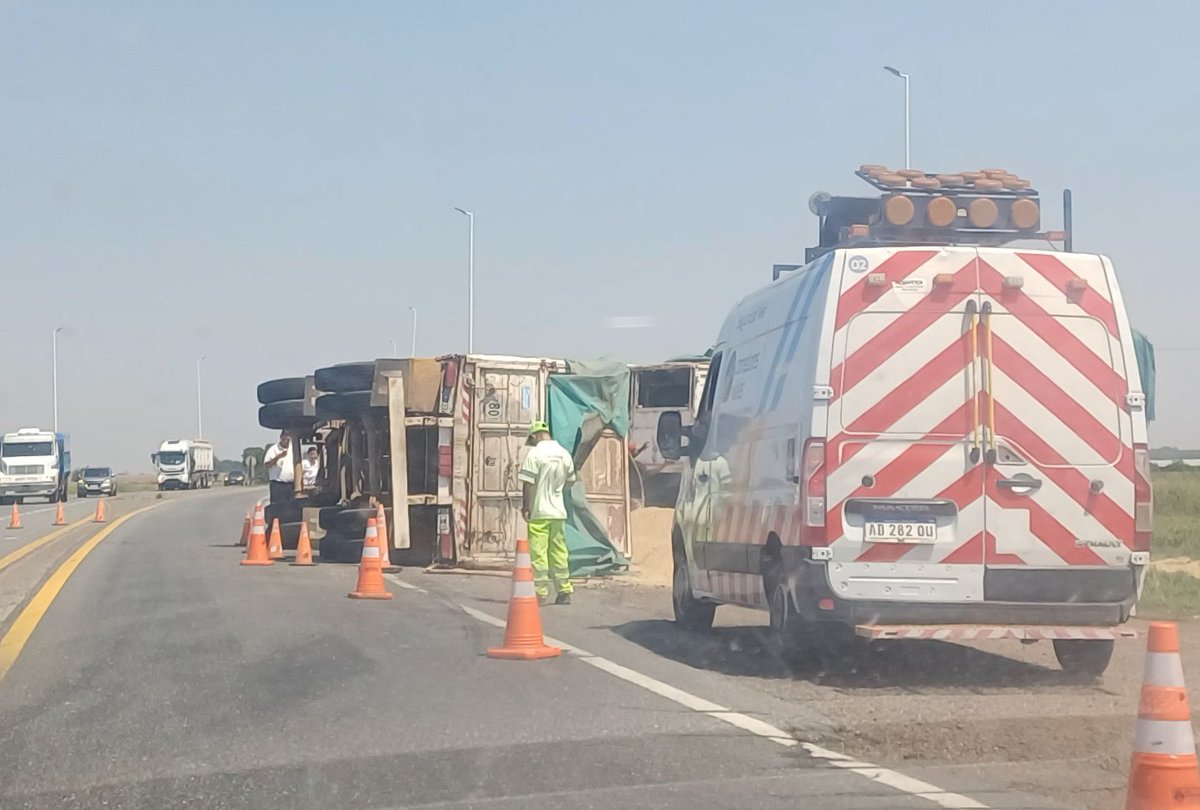 Corbata911's tweet image. Precaucion Ruta 14 y A012 vuelco camion con cereal. @albertofurfari @leodelga2 @SomosRosarioOK
