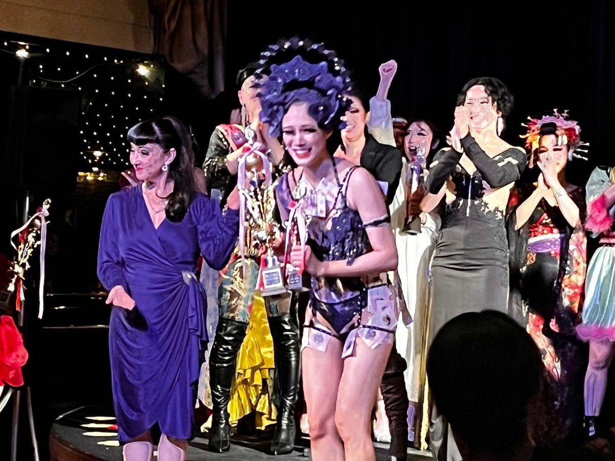 RITA_GOLDIE's tweet photo. Japan International Burlesque Festival 2024、無事に1日目のThe Best JIBF World Award NIGHTが終了いたしました！！
主催のウマさん、ひばりさん、ジャッジの皆様。本当にありがとうございました🙇‍♂️！！
私は2nd Place🥈とPeople's Choice 2024の2冠をいただきました🙏✨✨✨
1stはうのさん！！(@unoburlesk)🥇

ファンタスティックキャバレーから共に出場したお蝶さん(@MissUlysses)もMost Innovativeを受賞！👏👏✨

3rdとMost DazzlingはFalka la Coquineさん、Most ClassicはMinx Arcanaさんが受賞されました！👏👏✨

どのコンペティターも素晴らしいショーでした🫶何度も観たくなるショーばかり。同じ時代に日本でステージに立てたという奇跡。幸せです！！

そして会場に集まるお客様の皆様の熱い気持ちと応援を全身に浴び…嬉しかったです😭全国各地からこの日のためにいらしてくださりありがとうございました！！
そして投票という形で応援してくださった皆様。みんなの気持ちに応えなきゃ、というプレッシャーで自分の名前を聞く瞬間まで心が潰れそうだったので、トロフィーをいただけて本当に嬉しかったです。良い報告ができて良かった涙
本当にありがとうございます！！

2日目となる明日もステージに立たせていただきます。引き続きよろしくお願いいたします！！

Photo by BABYさん(@B__A_B_Y)