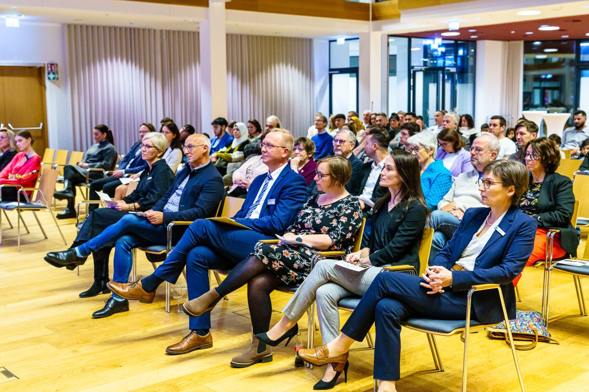 Groote's tweet photo. Willkommen an unsere neuen 40 Staatsbürger im Landkreis Leer 🎉 Bei der #Einbürgerungsfeier in habe ich gemeinsam mit Integrationsbeauftragter Anna Kuhn im Sparkassenforum die neuen Staatsbürger in unserer #Gemeinschaft begrüßt. Herzlichen Glückwunsch! 🇩🇪 #Integration https://t.co/NWli6gI96W