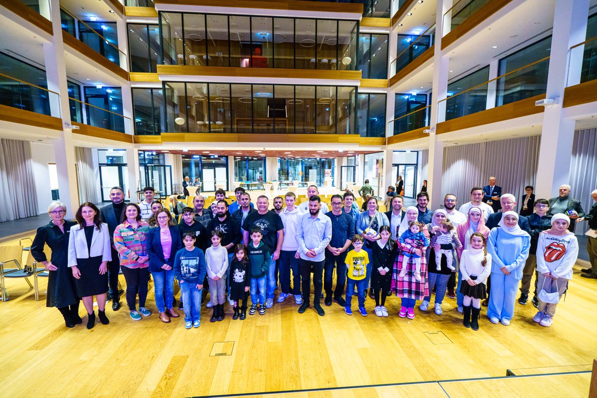 Groote's tweet photo. Willkommen an unsere neuen 40 Staatsbürger im Landkreis Leer 🎉 Bei der #Einbürgerungsfeier in habe ich gemeinsam mit Integrationsbeauftragter Anna Kuhn im Sparkassenforum die neuen Staatsbürger in unserer #Gemeinschaft begrüßt. Herzlichen Glückwunsch! 🇩🇪 #Integration https://t.co/NWli6gI96W