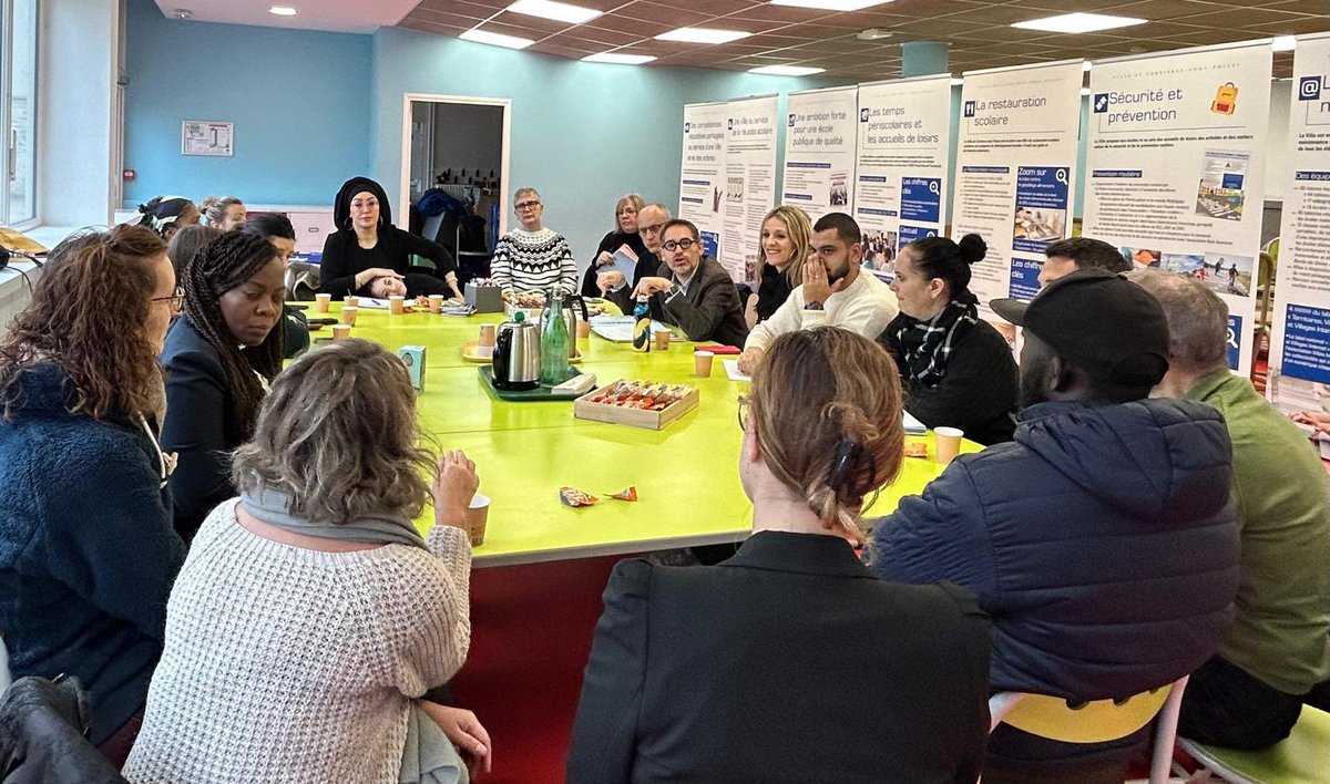 #cafedesparents #carrieressouspoissy #ecolepublique #VilleAmiedesEnfants #CiteEducative

🤝 Café des parents du groupe scolaire Champfleury : échanger pour avancer main dans la main ! 

A l’initiative de la municipalité, des « Cafés des parents » sont organisés dans les écoles de