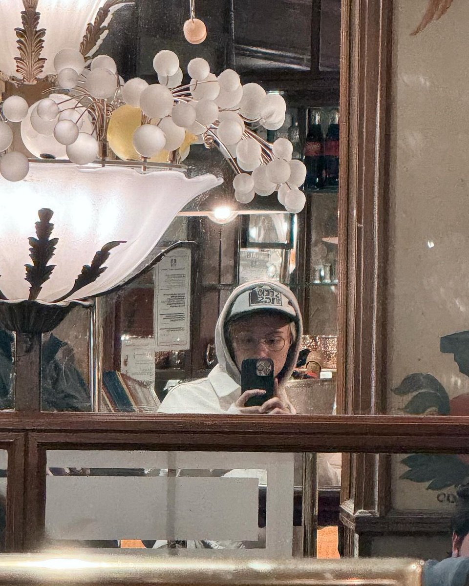 vizicn's tweet image. When the mirror and lens team up, serving ultimate style vibes 😎✨ 
#빠히 #MirrorReflection