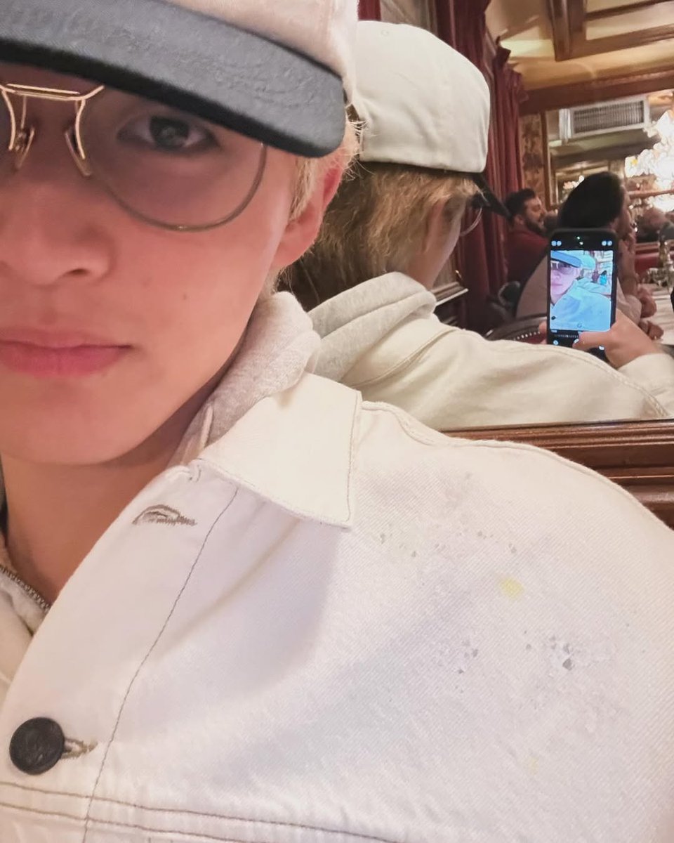 vizicn's tweet image. When the mirror and lens team up, serving ultimate style vibes 😎✨ 
#빠히 #MirrorReflection