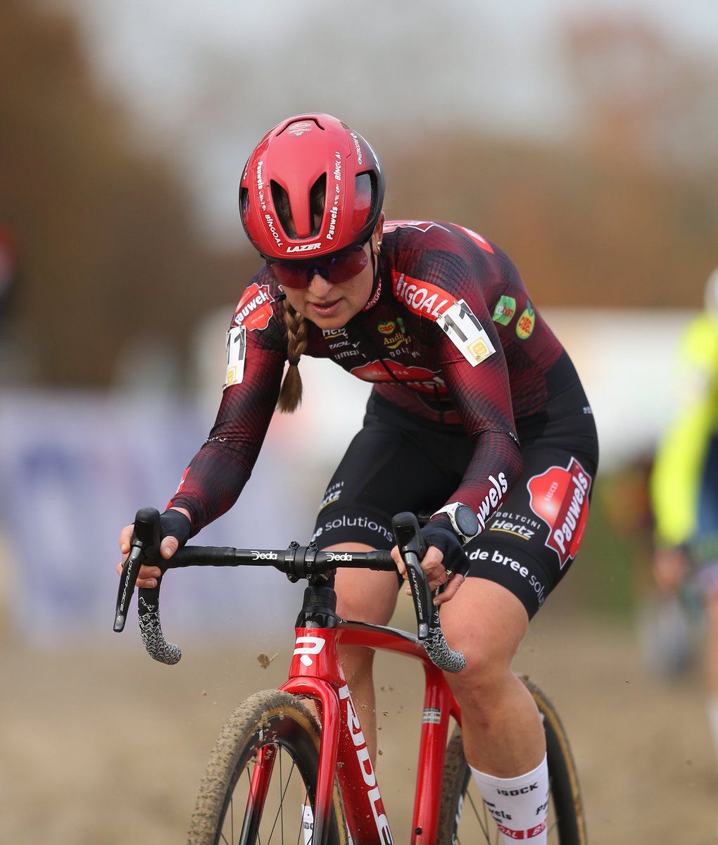 PS_CC_CT's tweet photo. Strong race of our youngster Leonie Bentveld finishing 9️⃣th at the Superprestige race in Merksplas.💪🏼🔴 Denise Betsema became 1️⃣3️⃣th.🙌🏼
#FightToTheFinish
📸 Photopress https://t.co/DPAXlESMml