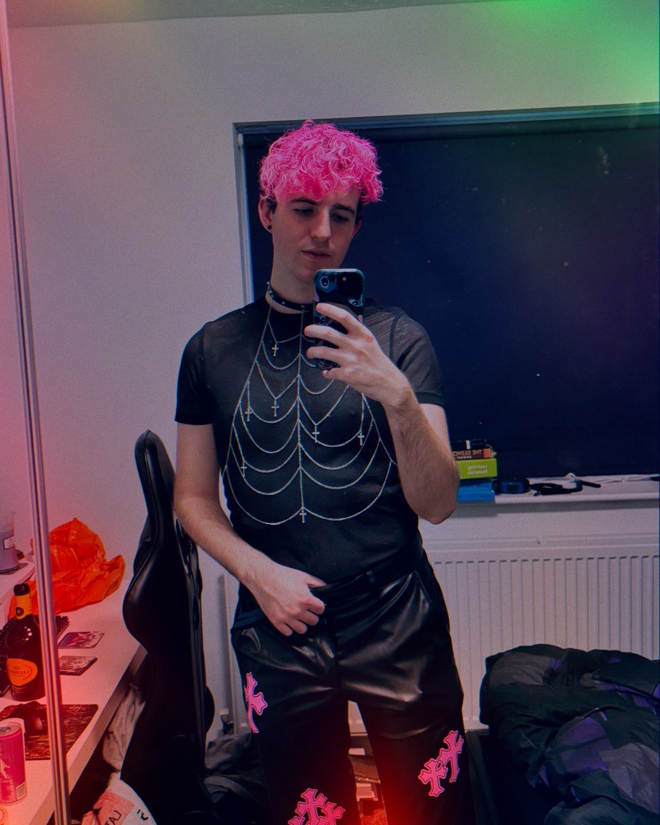 leafylord1's tweet photo. Me vs on repeat https://t.co/J1XLOMsDTu