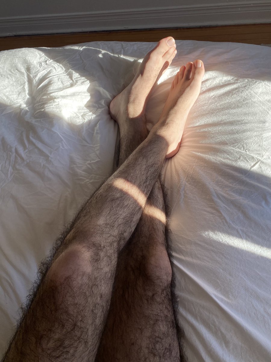 ghush03's tweet photo. Cozy comfort ☀️🦶🏻🛏️

#penisquebecois #gay #gaymtl #mtlgay #gayfeet #gaysex #hairygay #gayporn #montrealgay #hairyguy #montrealgays #feetlover https://t.co/iZ5lY3qYHW