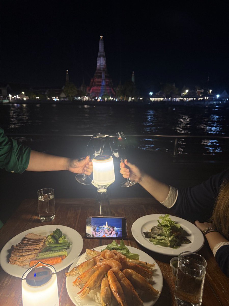 H5Hs5's tweet photo. 今日のシメはwonderful Pearl cruise🚢
景色めちゃくちゃいい、揺れない、ご飯美味しい(🍉はヌルいw)
ワット・アルンのライトアップはMVと違ったけどドローンショーあったので🙆♀️
#FreenBecky聖地巡礼
#cheevee https://t.co/d8mhgmVXpB